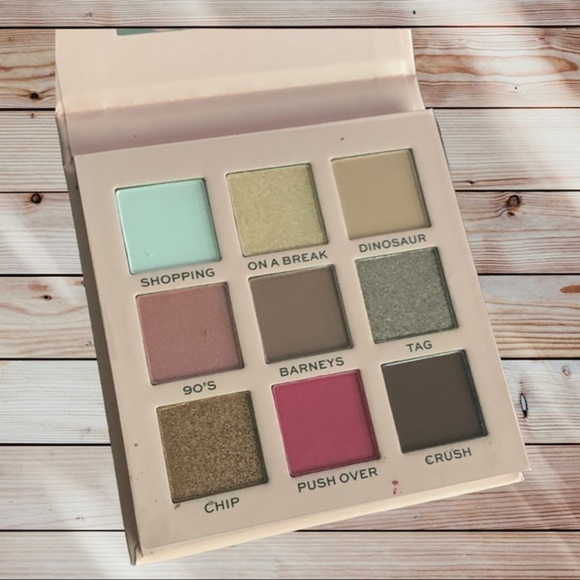 🔴NWT Makeup revolution Rachel from friends collectors eye shadow palette - Picture 3 of 4